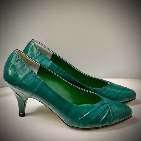 Elegant Emerald Green Women's Heels - Picture 3 of 11